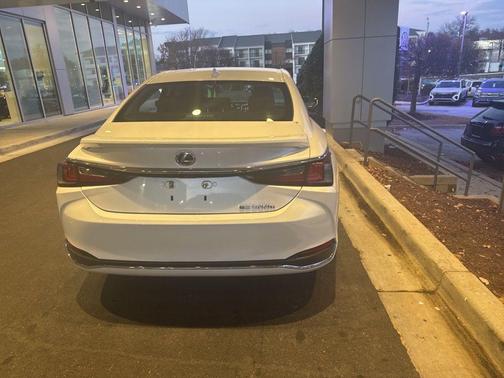 2021 Lexus ES 300h Base