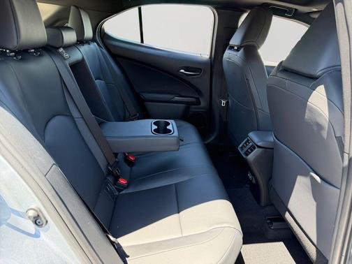 Iridium 2026 Lexus UX 300h Premium