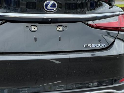 2022 Lexus ES 300h Base