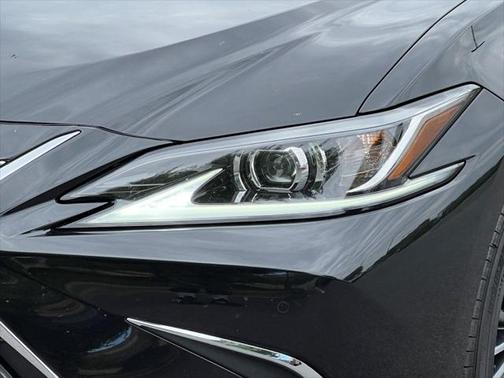 2022 Lexus ES 300h Base