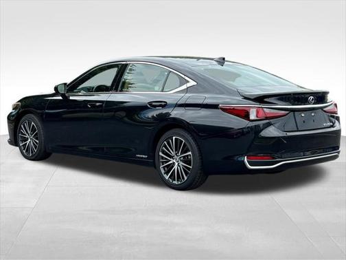 2022 Lexus ES 300h Base