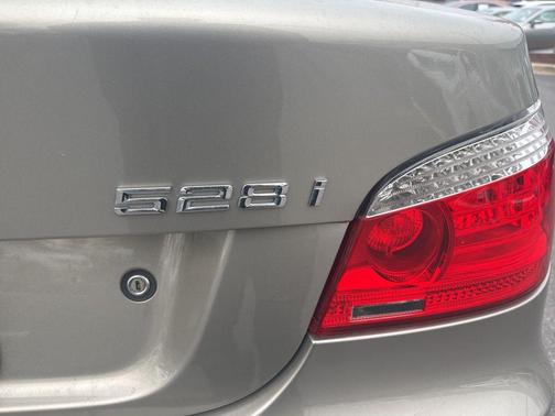2010 BMW 528 i