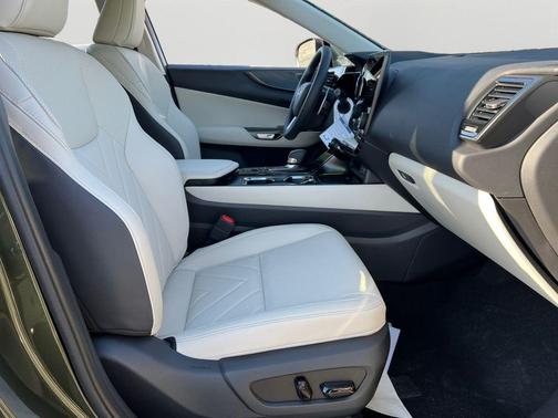 2026 Lexus NX 450h+ Luxury