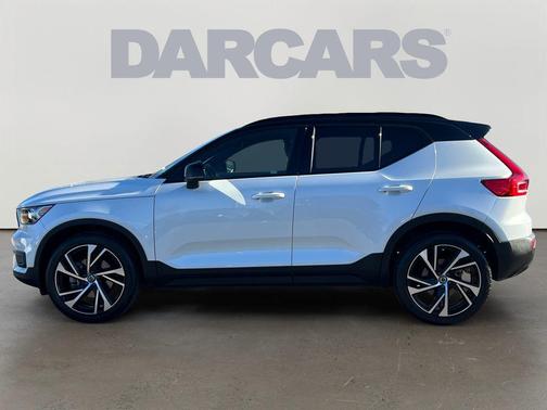 2022 Volvo XC40 T5 R-Design
