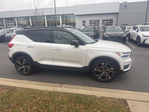 2022 Volvo XC40 T5 R-Design