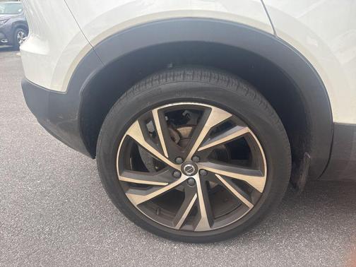 2022 Volvo XC40 T5 R-Design