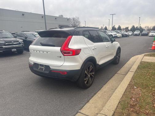 2022 Volvo XC40 T5 R-Design
