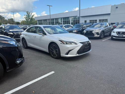 2023 Lexus ES 300h Base