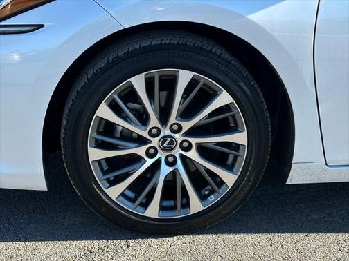 2019 Lexus ES 300h Base
