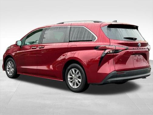 2022 Toyota Sienna XLE 8 Passenger