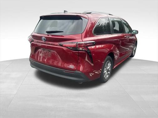 2022 Toyota Sienna XLE 8 Passenger