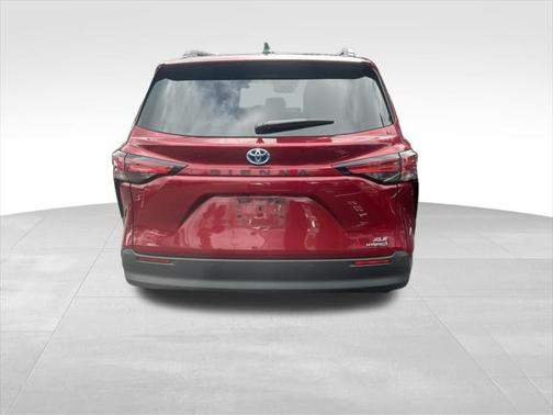 2022 Toyota Sienna XLE 8 Passenger