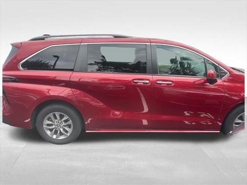 2022 Toyota Sienna XLE 8 Passenger