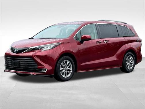 2022 Toyota Sienna XLE 8 Passenger