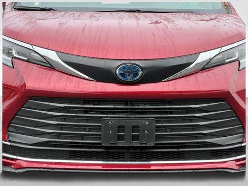2022 Toyota Sienna XLE 8 Passenger