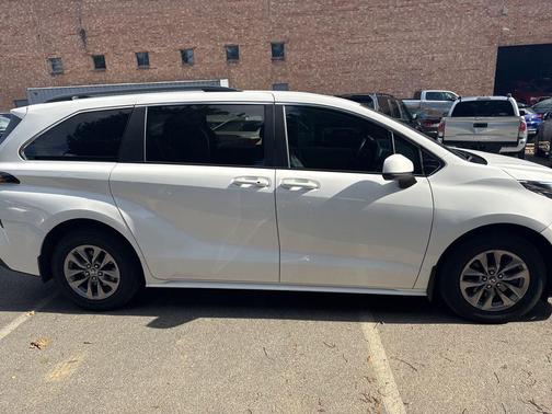 2022 Toyota Sienna LE