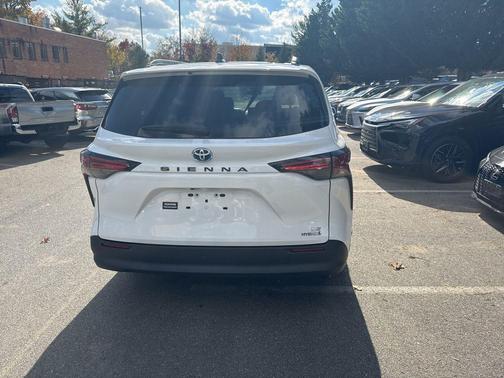 2022 Toyota Sienna LE