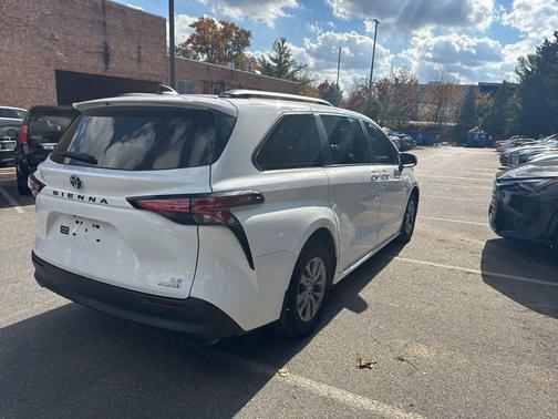2022 Toyota Sienna LE