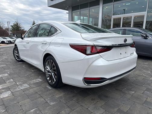 2024 Lexus ES 300h Luxury