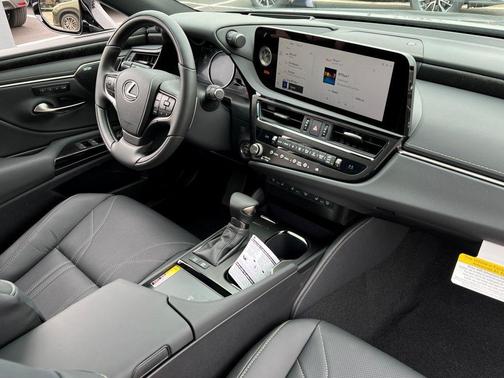 2025 Lexus ES 300h Ultra Luxury