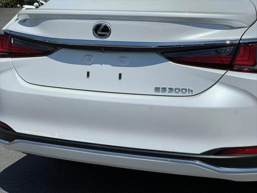 2025 Lexus ES 300h Base