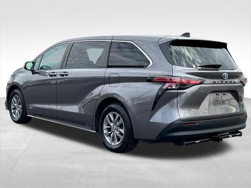 2021 Toyota Sienna LE