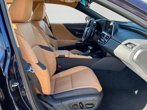 2025 Lexus ES 300h Luxury