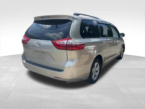 2017 Toyota Sienna LE