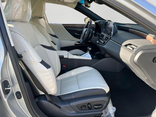 2025 Lexus ES 300h Luxury