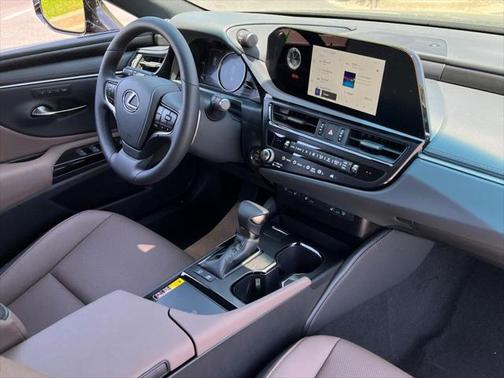 2025 Lexus ES 300h Base
