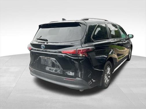 2022 Toyota Sienna XLE 8 Passenger