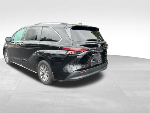 2022 Toyota Sienna XLE 8 Passenger