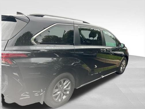 2022 Toyota Sienna XLE 8 Passenger