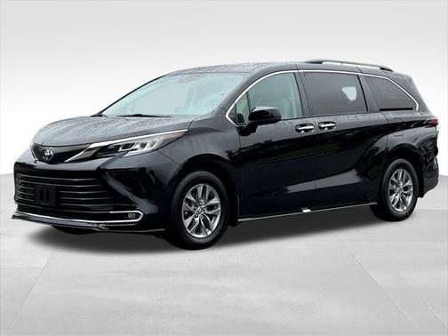 2022 Toyota Sienna XLE 8 Passenger