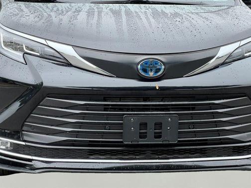 2022 Toyota Sienna XLE 8 Passenger