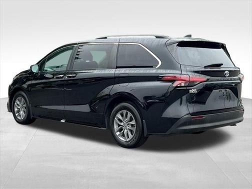 2022 Toyota Sienna XLE 8 Passenger