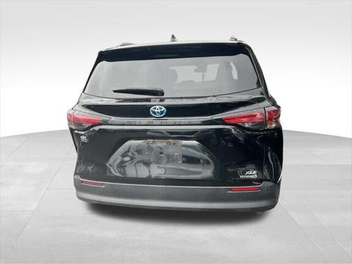 2022 Toyota Sienna XLE 8 Passenger