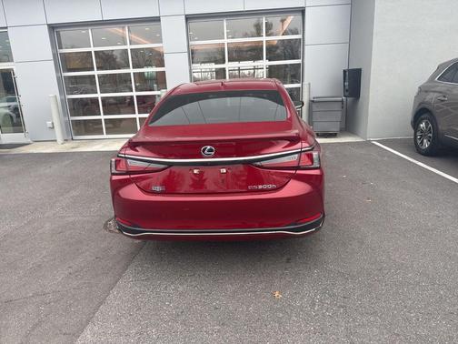 2022 Lexus ES 300h F SPORT