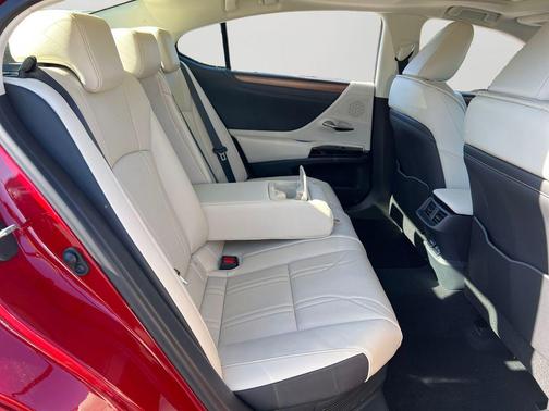 2025 Lexus ES 300h Luxury