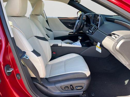 2025 Lexus ES 300h Luxury