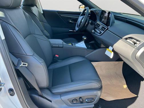 2025 Lexus ES 300h Base
