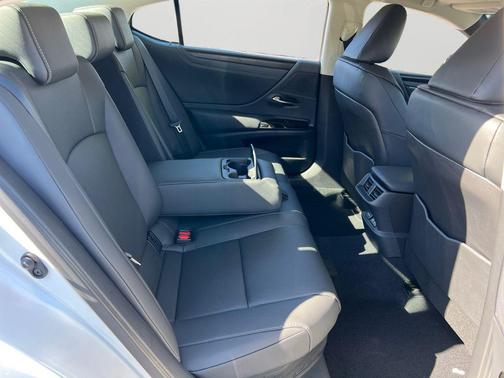 2025 Lexus ES 300h Base