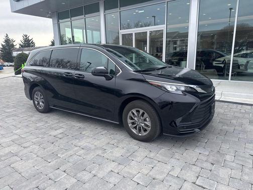 2025 Toyota Sienna LE