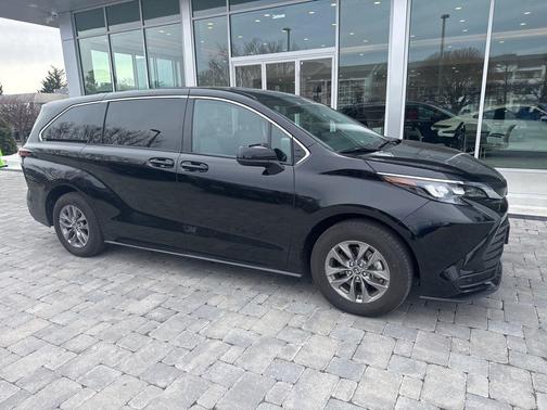 2025 Toyota Sienna LE
