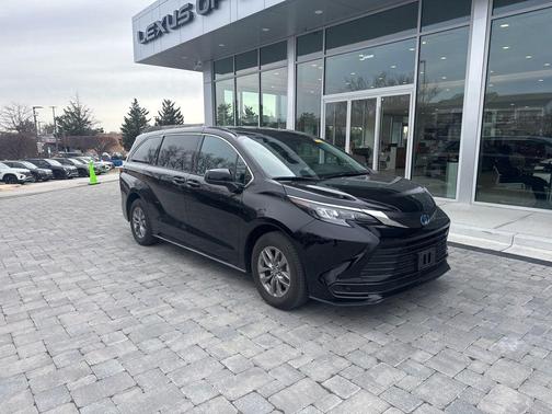 2025 Toyota Sienna LE
