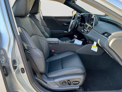 2025 Lexus ES 300h Base