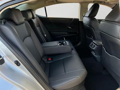 2025 Lexus ES 300h Base