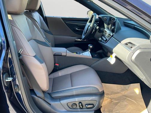 2025 Lexus ES 300h Base