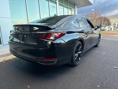 2025 Lexus ES 300h F SPORT Handling