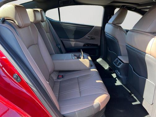 2025 Lexus ES 300h Luxury